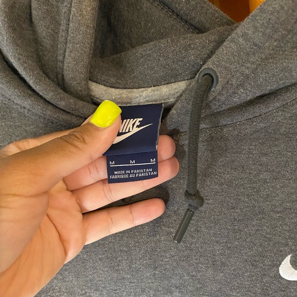 Unisex gently Used Nike gray hoodie size medium. - Picture 2 of 2